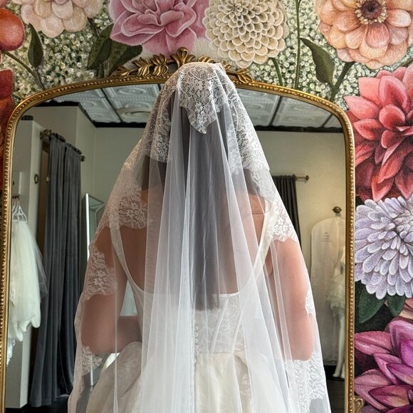 Chantilly Lace Trim Mantilla Veil, Length: Cathedral 118"/3m - Never Worn - Picture 2 of 5